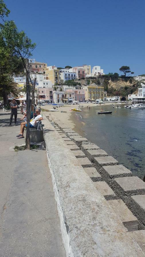 La Casa Sugli Archi Hotel Ponza Bagian luar foto